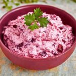 Diesen leckeren Rote Bete Dip kannst Du mit meinem Rezept ganz einfach selber machen! Passt perfekt zu Brot! Jetzt ausprobieren!