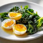 Low Carb Dinner: Hartgekochtes Ei mit Blattgemüse genießen!
